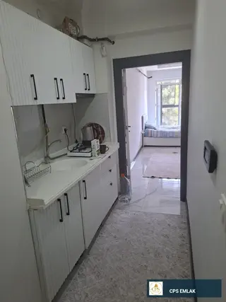 Ertaş caddesi üzeri balkonlu arka teraslı 1+1 ferah daire 